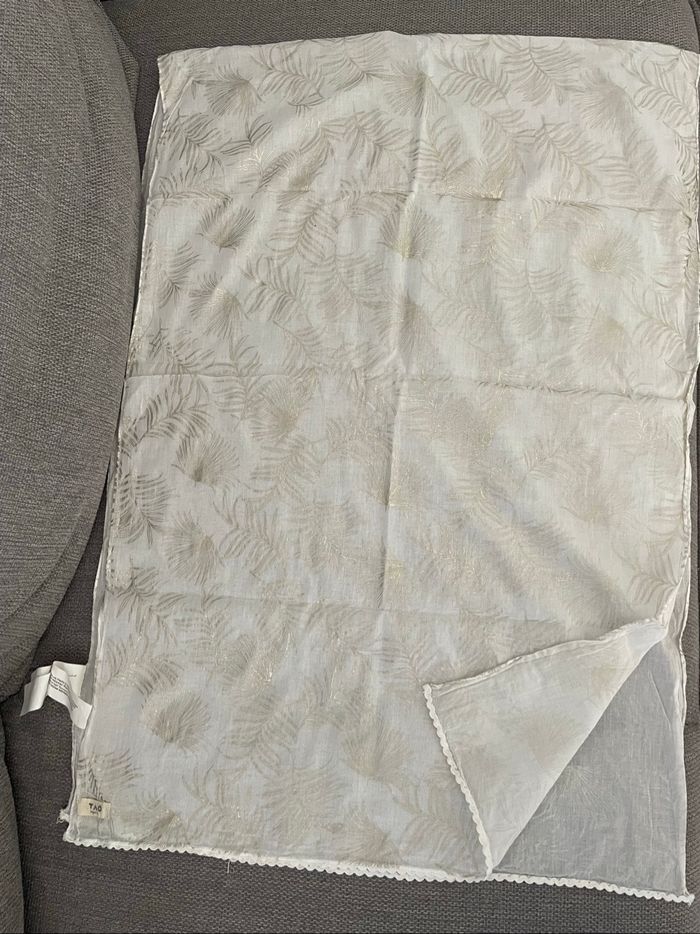 Foulard blanc à motifs doré