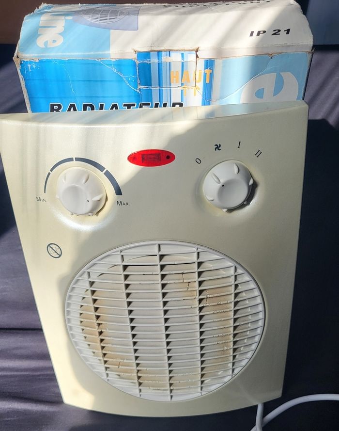 Chauffage- Radiateur ou ventilateur d'appoint attention bien lire l'annonce svp, 
✋️il fonctionne parfaitement par contre prévoir un nettoyage de l'interieur.💪
Prix : 10 euros
Envoi possible ou remise en main propre à Rueil-Malmaison (place - photo numéro 14
