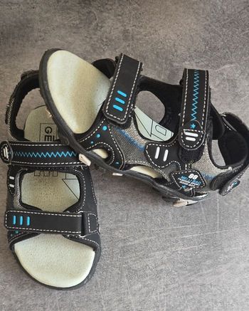 💙🤩😍superbes Sandales  de sport pointure 26 garçon 💙🤩😍