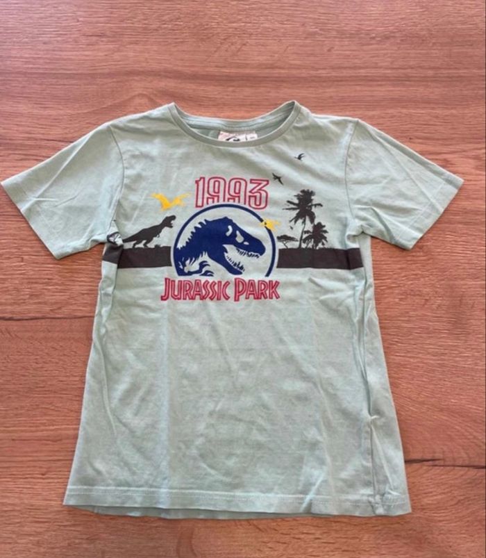 TEE shirt Jurassic Park taille 8 ans - photo numéro 1