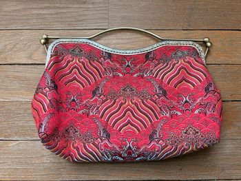 Sac à main pochette vintage rouge à motifs brodés