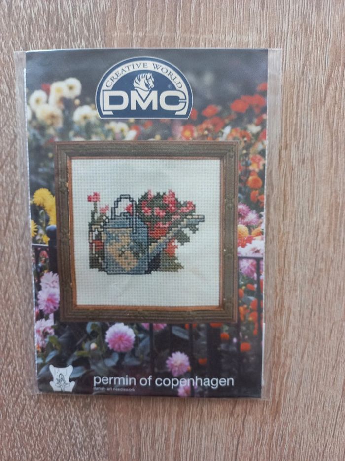 Petit point de croix le motif un arresoire avec des fleurs