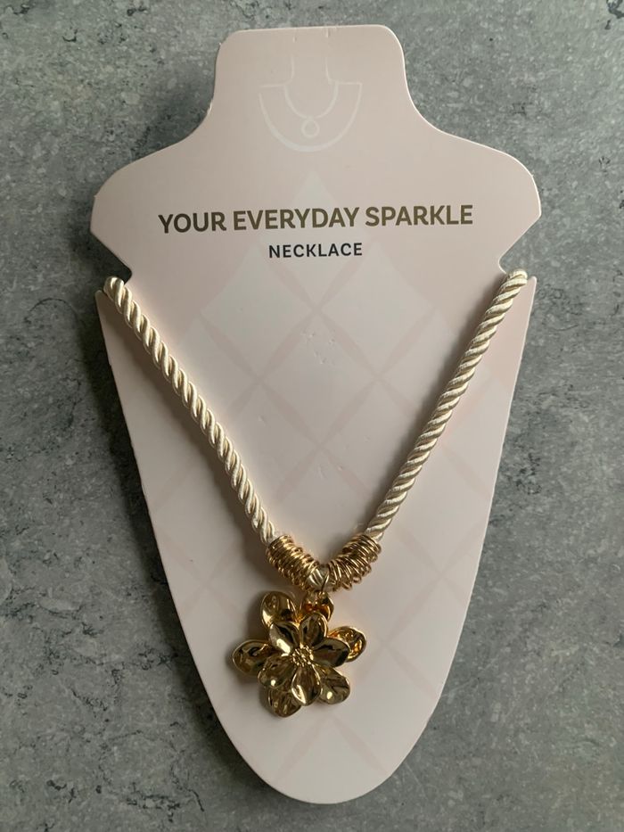 Pendentif fleur neuf cordon beige - photo numéro 1