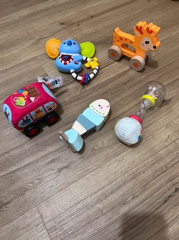 Lot de jouets bébé
