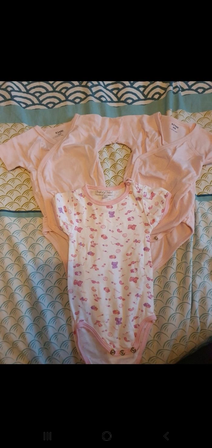 3 bodyes manches courtes 6 mois