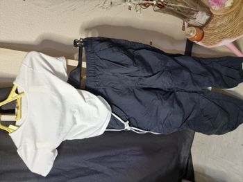 Ensemble composé d'un pantalon parachute de chez h&m taille 12 ans et d'un top dos nu jennyfer XS