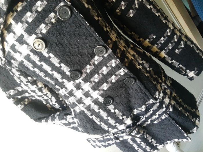 Manteau d’hiver laine carreaux noir et blanc gros col - photo numéro 2