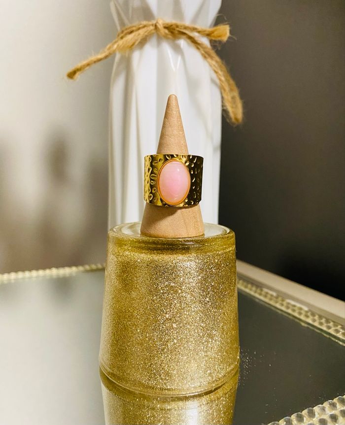 Bague épaisse martelée doré pierre nuage rose acier inoxydable - photo numéro 1