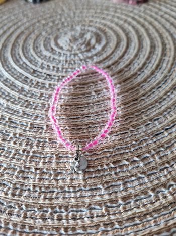 Bracelet fantaisie rose avec breloques