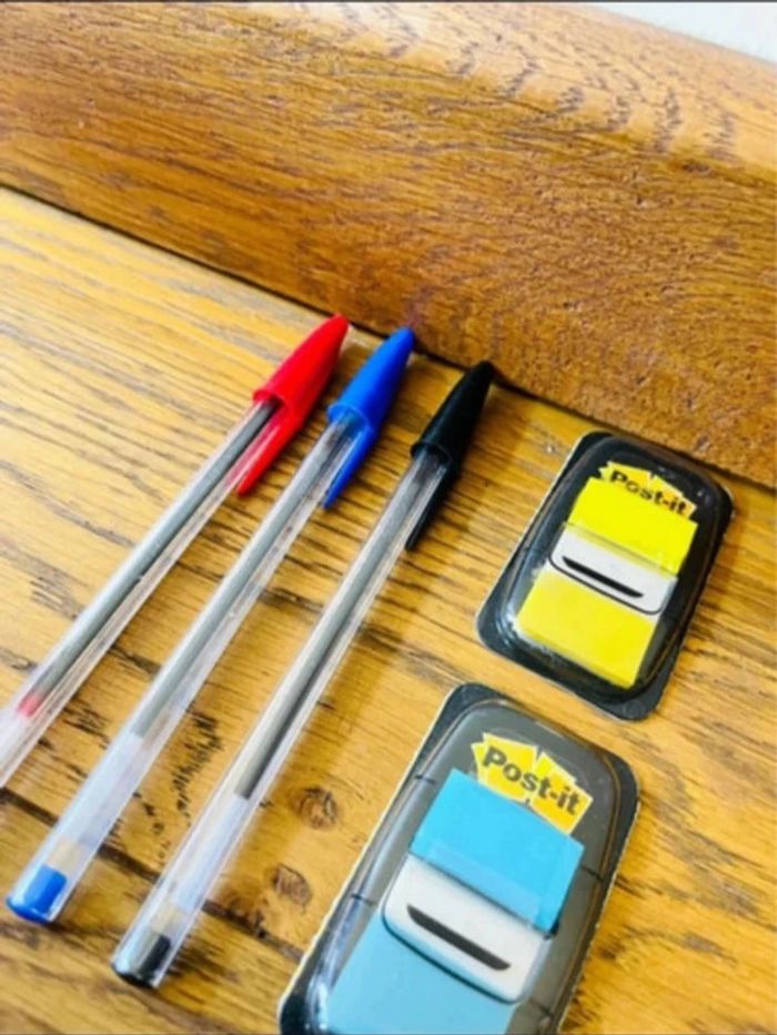 Lot 3 stylos + deux post it Gratuit