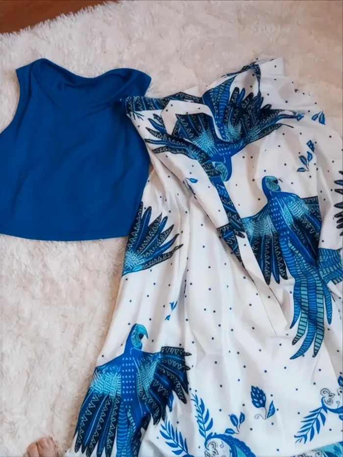 Ensemble été 💙 jupe portefeuille imprimé perroquet + crop top bleu – tendance bohème chic 🦚 - photo numéro 4