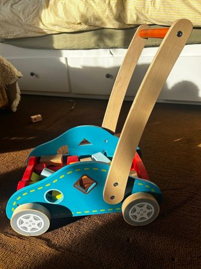 Poussette déambulatrice / Chariot de marche / jeux des formes / blocs en bois - photo numéro 2