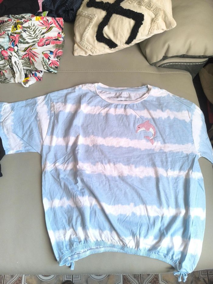 T-shirt motif dauphin rayures bleues blanches