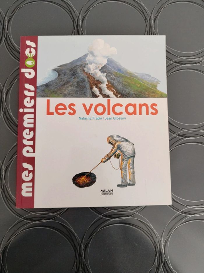 Livre sur les volcans pour enfants en très bon état