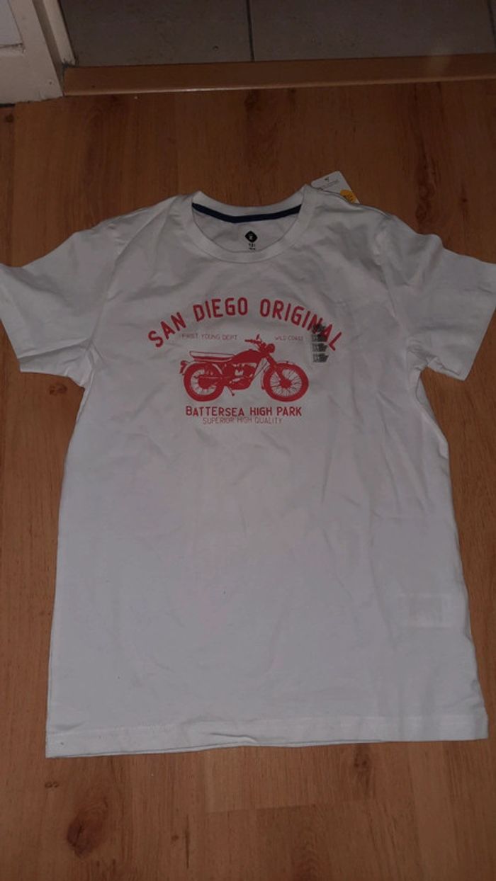 Tee shirt 12 ans neuf
