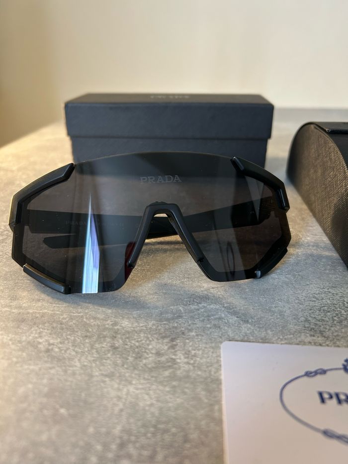 Prada Linea Rossa PS 04WS Noir/Rouge - photo numéro 3
