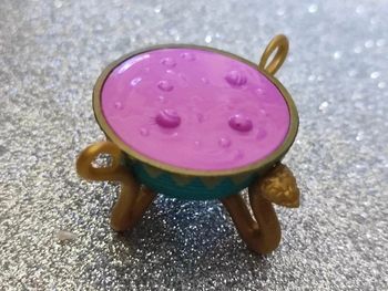 29/ accessoire Monster High chaudron vert/doré/rose