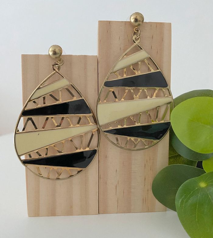 Boucles d’oreilles pendantes - Dorées et Noires - photo numéro 3