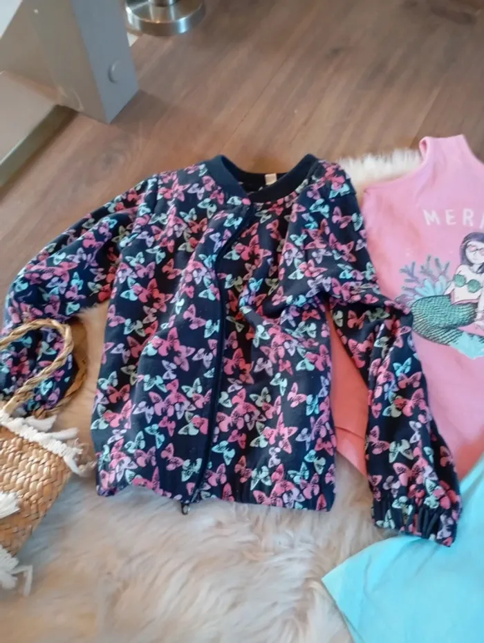 Gros Lot fille 2/3 ans 💗 jean Zara + debardeurs Primark + basket Skechers +  veste sans marque - photo numéro 6