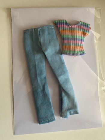Ensemble haut et pantalon pour poupée Barbie
