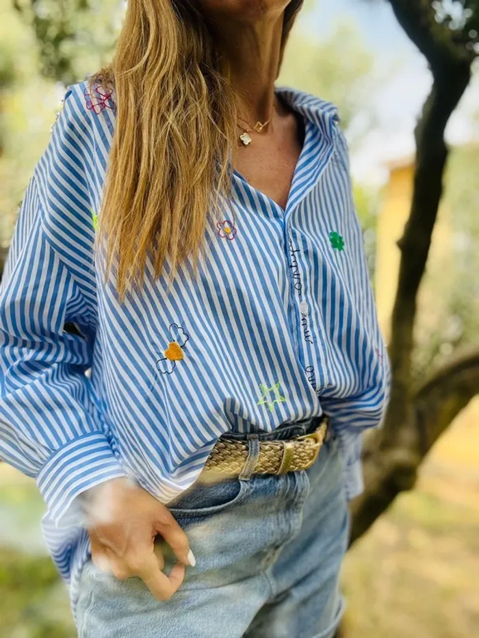 Chemise oversize bleue et blanche rayée avec broderies - photo numéro 2