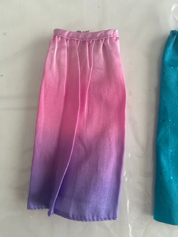 Lot vêtements Barbie – Jupe dégradée & Cape pailletée - photo numéro 3