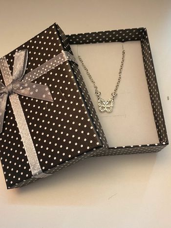 Collier argenté pendentif papillon avec brillant