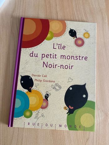 Livre neuf, l’île du petit monstre noir, noir, édition, rue du monde