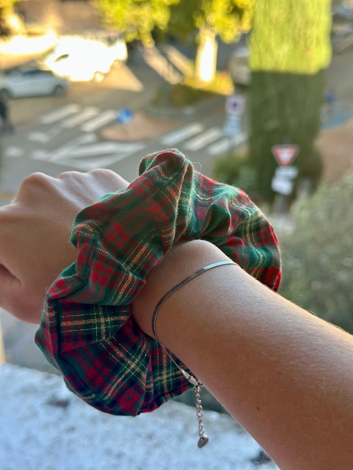 Chouchou et nœud papillon, assortis motif tartan Noël, vert rouge et dorée, création française cousu à la main - photo numéro 2