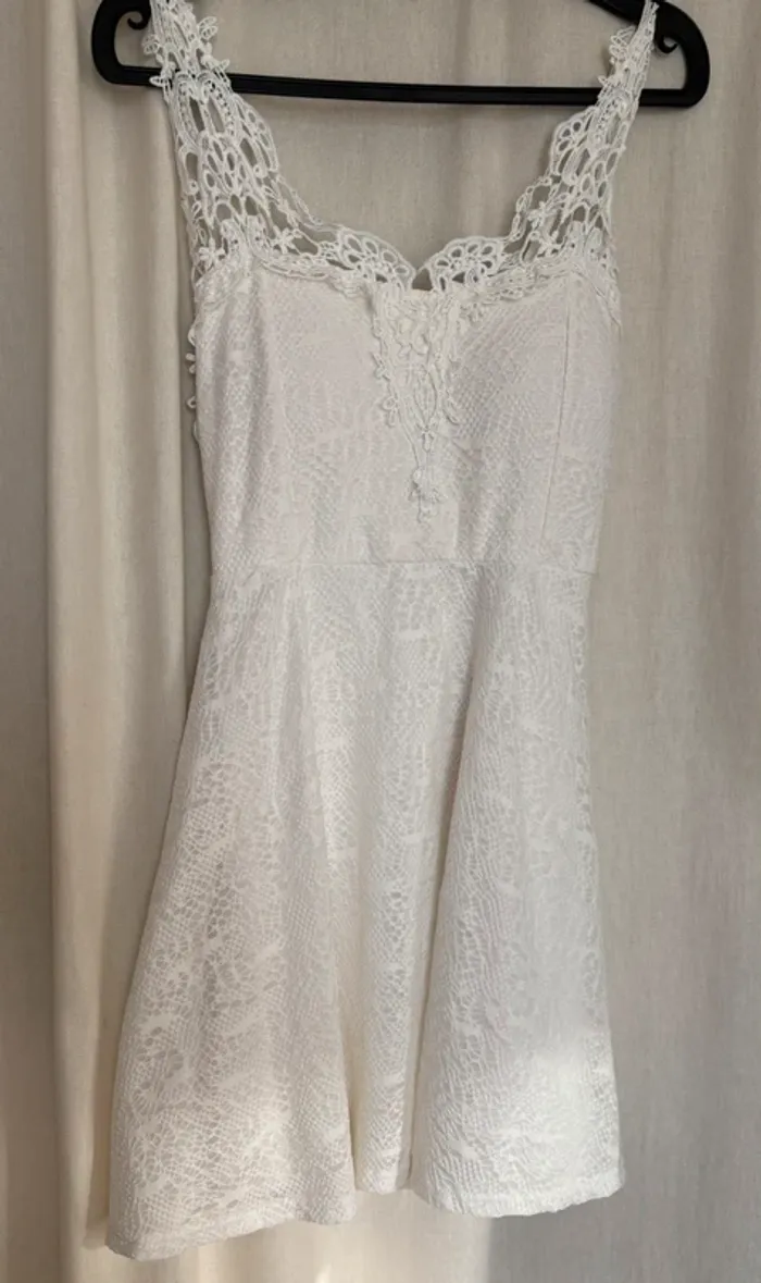 Jolie robe courte blanche dentelle