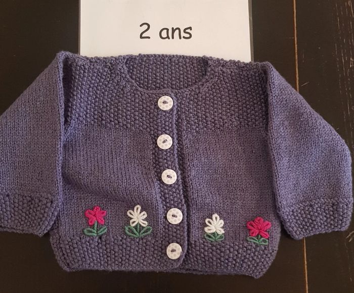 Gilet tricoté avec fleurs 2 ans