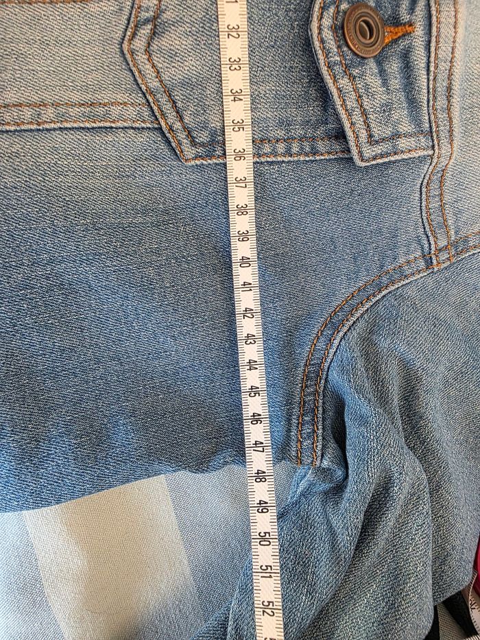 Veste en jean, bleu clair, en excellent état,2 poches poitrine, 2 poches latérales, largeur d'épaule 35cm, largeur sous bras 48cm, longueur 52cm, marque Kiabi =5€ - photo numéro 5