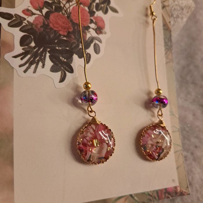 Boucles d'oreilles pendante en résine rose et doré - photo numéro 5