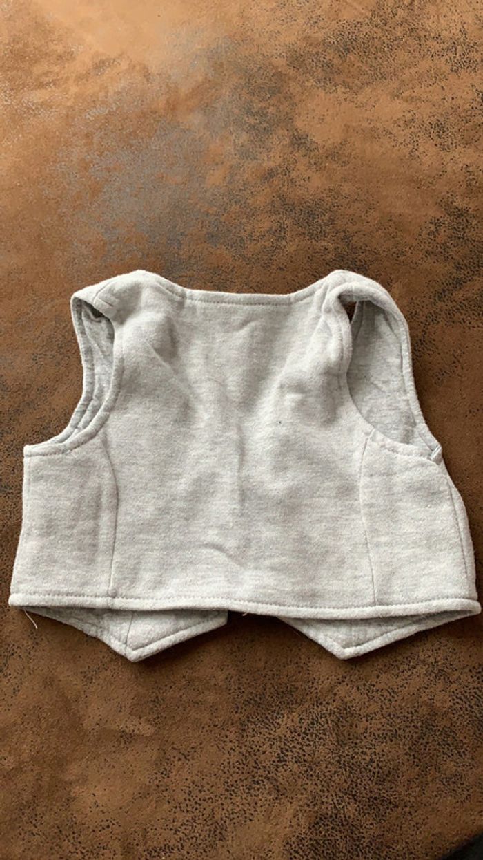 Gilet Kiabi 6 mois gris avec bouton marron - photo numéro 2