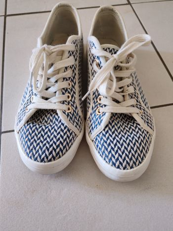 Tennis Cache cache blanche et bleue