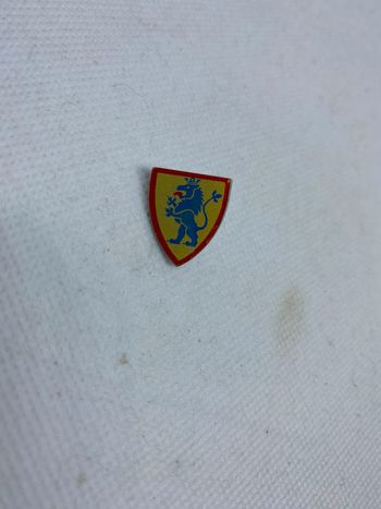 Bouclier lego Shield Triangular with Blue Lion Standing on Yellow Background with Red Border Pattern