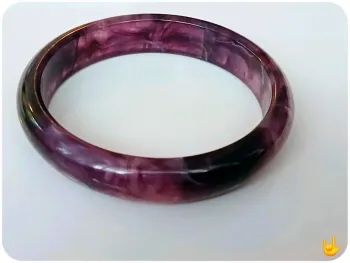 Bracelet jonc violet marbré style bouddhiste – look minimaliste et tendance