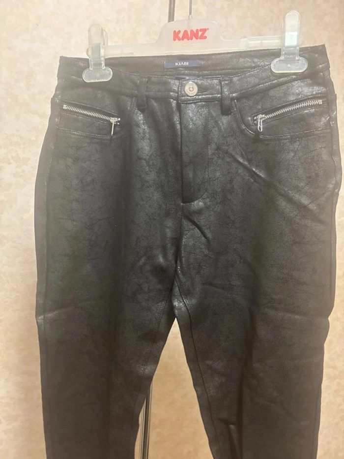 Pantalon simili cuir taille 38 skinny fit marque kiabi - photo numéro 2