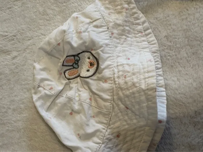 Chapeau bébé 3 mois blanc avec motif lapin - photo numéro 3
