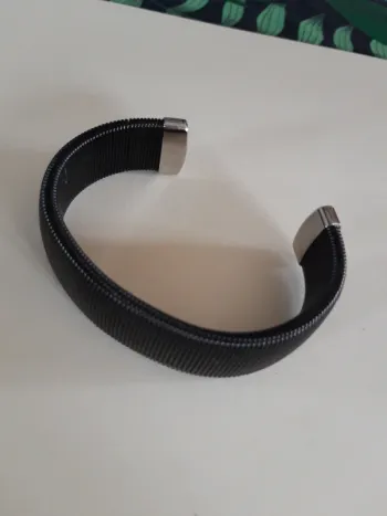 Très joli bracelet rigide noir et argenté