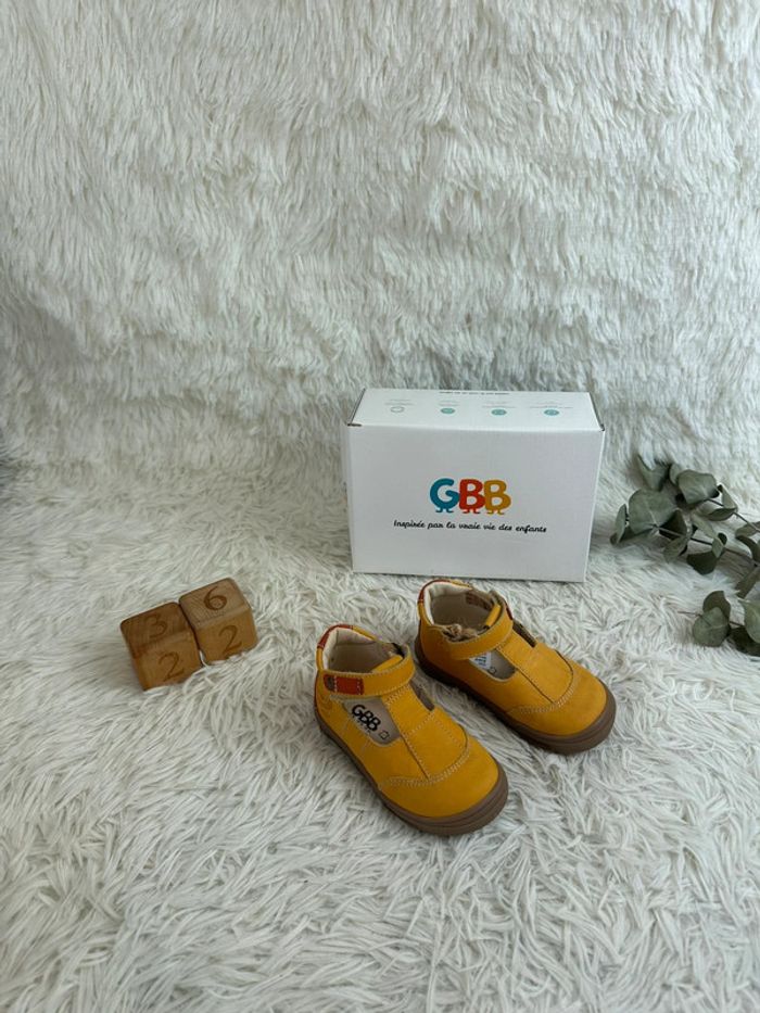 Paire de chaussures moutarde GBB taille 22