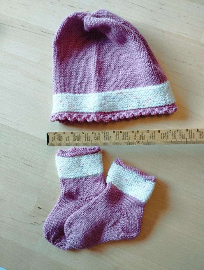 Bonnet et chaussettes assorties tricotées - photo numéro 2
