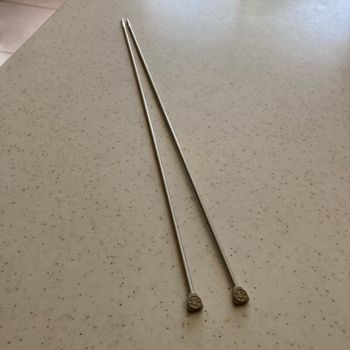 Paire d aiguilles à tricoter n 3. 1/2