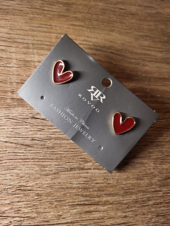 Petites boucles d'oreilles cœurs bordeau