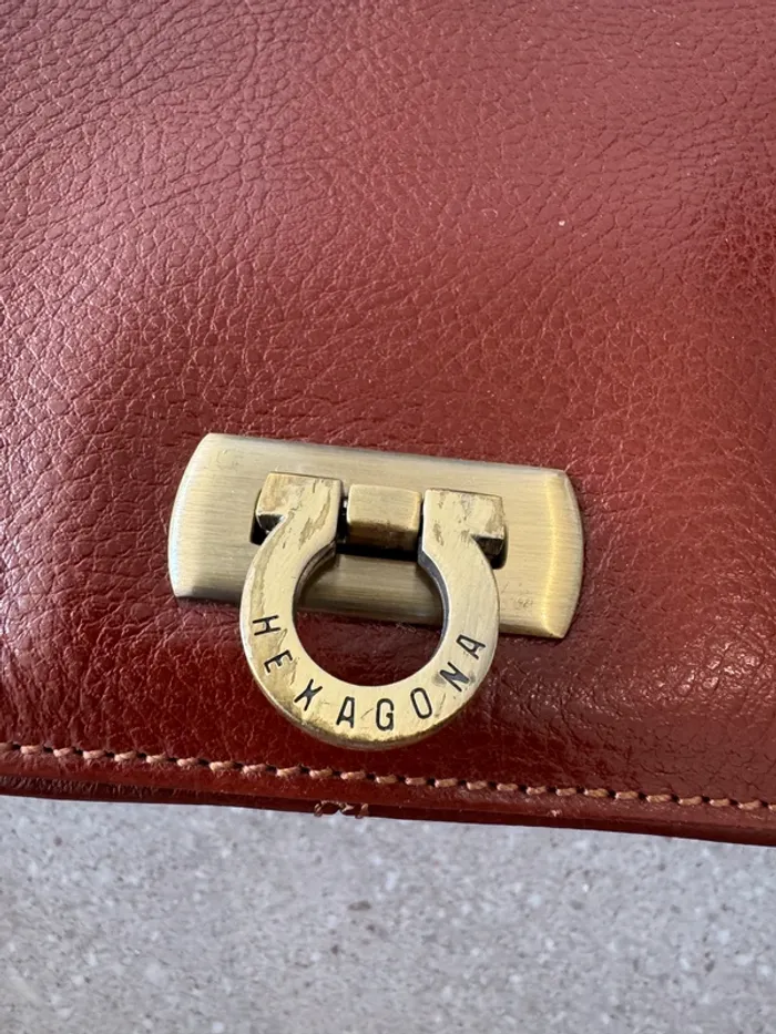 Sac à bandoulière marron Hexagona, en cuir  très bon état, 28*18cm valeur 140€ - photo numéro 2