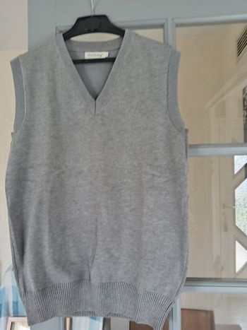 Pull sans manche et Col V neuf 