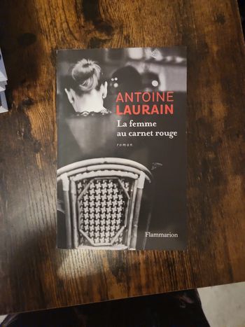 Livre : La femme au carnet rouge