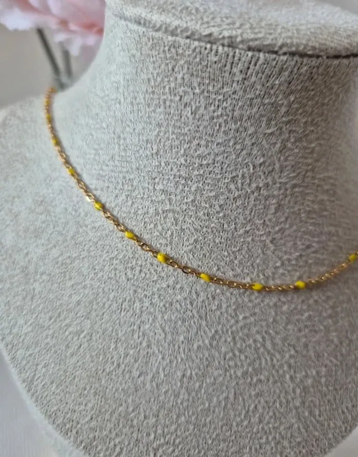 Parure de 2 bijoux en acier inoxydable dorée avec perles en résines jaunes - photo numéro 2