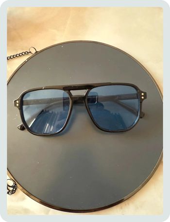 Lunette de soleil noire/bleue