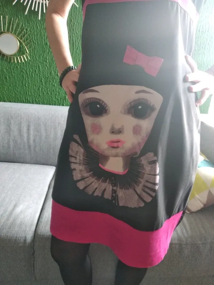 Robe noir et fushia - photo numéro 2